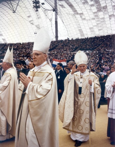 Papstbesuch 1987: Kardinal Wetter mit Johannes Paul II. am 3. Mai 1987 beim Gottesdienst zur Seligsprechung von Pater Rupert Mayer im Münchner Olympiastadion