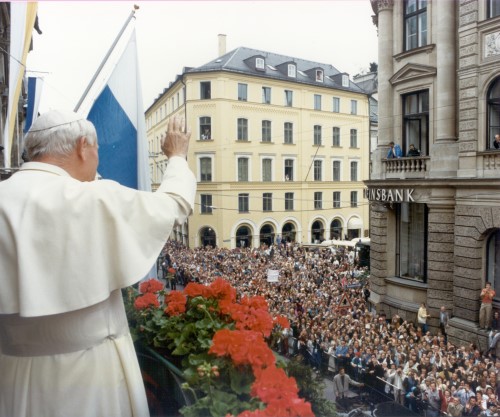 Papstbesuch 1987: Kardinal Wetter mit Johannes Paul II. am 3. Mai 1987 beim Gottesdienst zur Seligsprechung von Pater Rupert Mayer im Münchner Olympiastadion