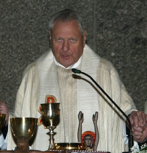 Pfarrer am Altar
