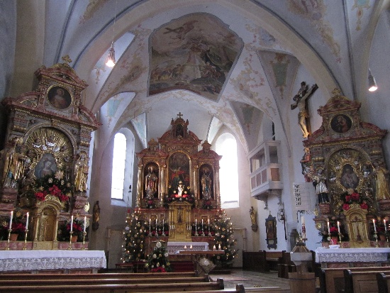 Die Frasdorfer Pfarrkirche im Weihnachtsschmuck