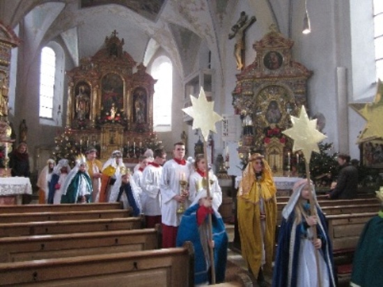 Sternsinger-Auszug aus der Pfarrkriche Frasdorf