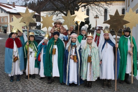 Frasdorfer Sternsinger vor dem Einzug in die Kirche