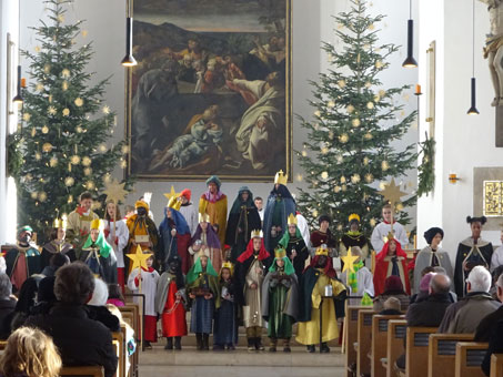 Alle Sternsinger vor dem Altar in Nahaufnahme