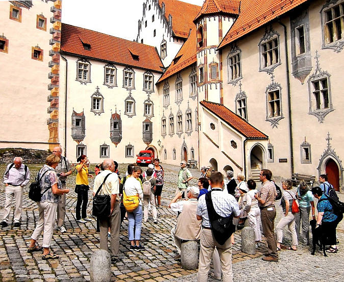 Führung und singen im Hof des Hohen Schlosses in Füssen