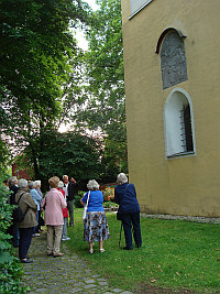 Ausflug des Frauenkreises nach St. Korbinian - Relief "Heiliger Wandel"
