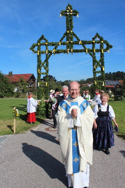 Der Primiziant vor dem Portal zur Festwiese