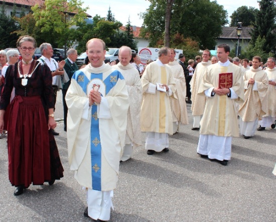 Der Primiziant mit Bürgermeisterin und Priestern