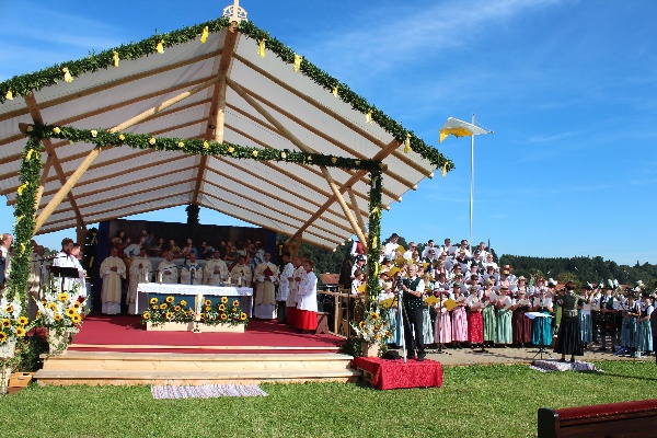 Der Primizaltar mit dem Fest-Chor