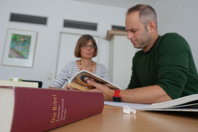 Angelika Sterr und Kilian Knörzer beim Erarbeiten des Bibeltextes