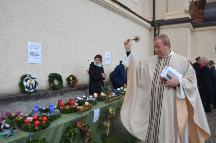 20151122 Ministranteneinführung und Adventskranzverkauf_03