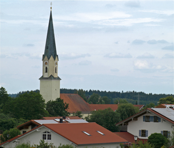 Pfarrkirche über Ortsdächern