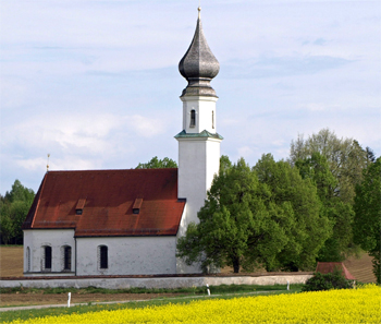 Kirche im Rapsfeld