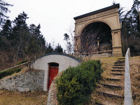 033 Grotte mit Kalvarienberg seitlich