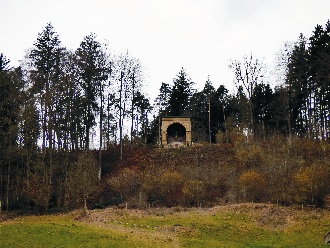 064 Kalvarienberg mit Grotte von unten