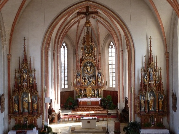 Innenansicht der Pfarrkirche Palling mit Hoch- und Seitenaltäre