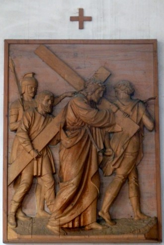 5. Station - Simon v. Cyrene hilft Jesus d. Kreuz tragen Pfarrkirche Palling