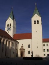 zweitürmige Kirche von aussen