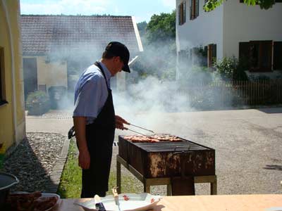 Pfarrer Friedl als Grillmeister