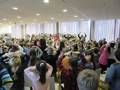 Von multireligiöser Andacht bis zur Eucharistiefeier - Spirituelle Angebote an der Prinzregentenschule (GS) Rosenheim