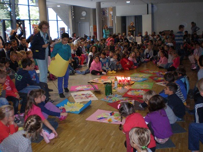 Von multireligiöser Andacht bis zur Eucharistiefeier - Spirituelle Angebote an der Prinzregentenschule (GS) Rosenheim