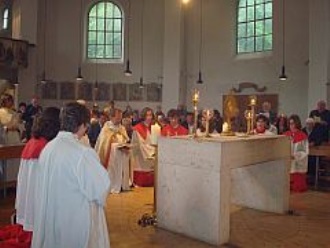 Am Altar an Fronleichnam in St. Otto