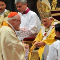 Papst Benedikt überreicht Kardinal Marx den Kardinalsring.