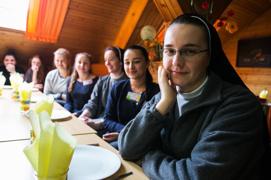 Am Tisch bei einem Tag des offenen Klosters