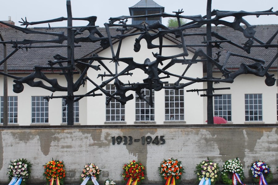 Kränze vor dem Internationalen Denkmal in Dachau