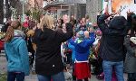 Kinder und Familien mit Palmbuschen