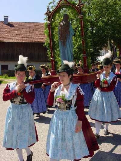 Trachtenmädchen tragen Madonna