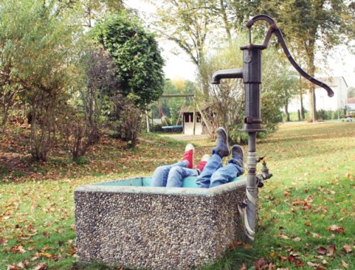 Kinder im Brunnen