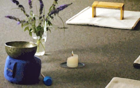 meditationsplatz mit gong, blume und kerze