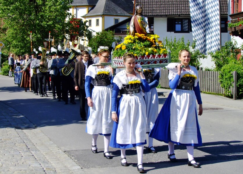 Die Mädchen mit der Herz Jesu-Figur