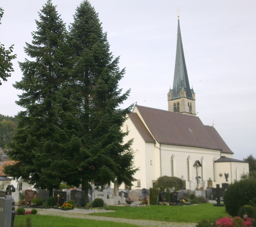 Kirche mit Friedhof
