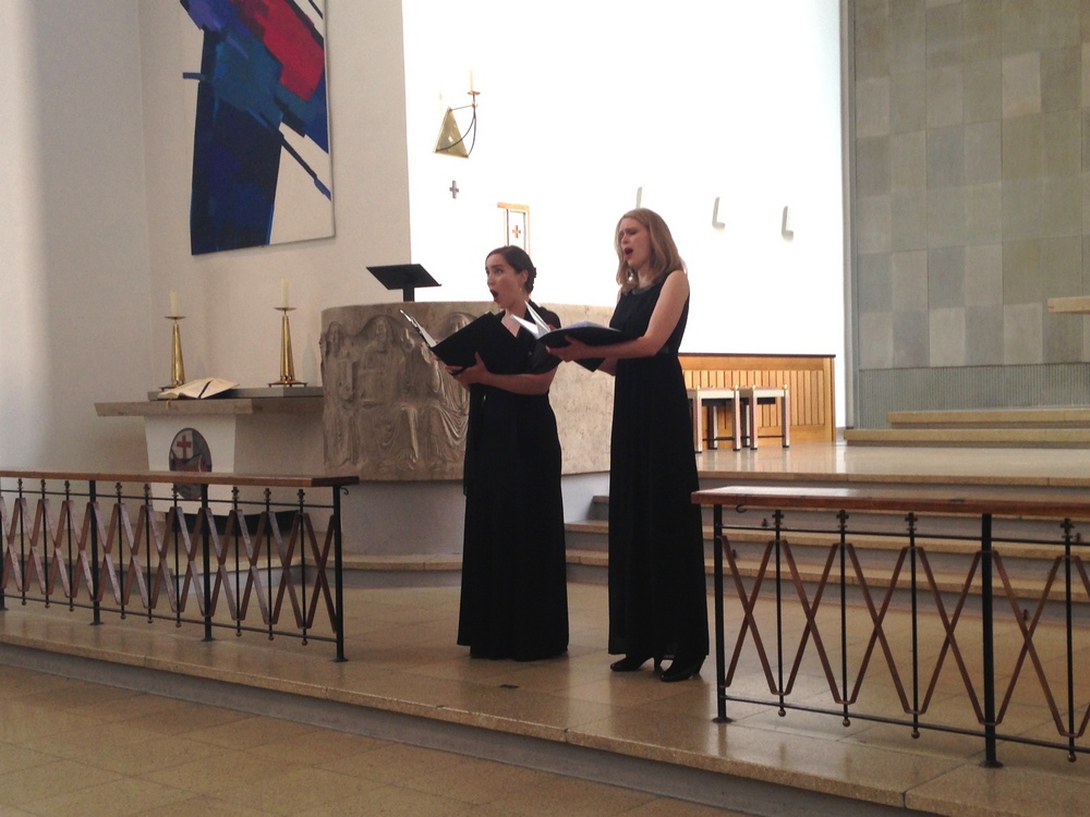 Julia Moorman und Luise Höcker bei der Uraufführung des Werkes von Ovanes Ambartsumian