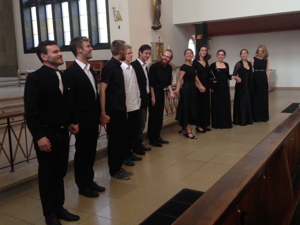 Die Komponisten, der Organist und die Sängerinnen erhalten tosenden Applaus