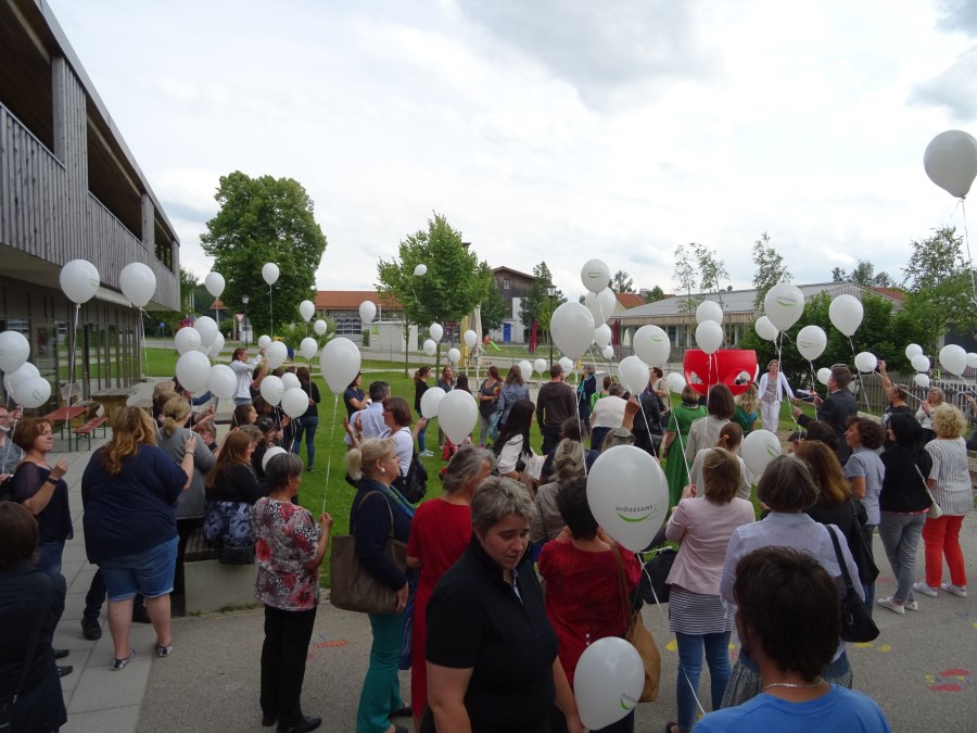 Abschlussfest Grosshelfendorf 2016<br/>Luftballonaktion