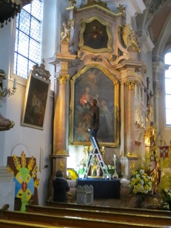 2016_04_06_Renovierung_Pfarrkirche_Begutachtung_Bild_li_Altar