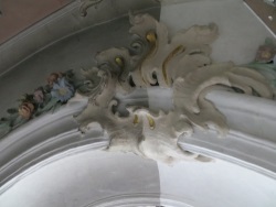 2013_08_19_Bad_Aibling_Mariae_Himmelfahrt_Renovierung_Muster_oberhalb_Fenster_neben_linkem_Seitenaltar