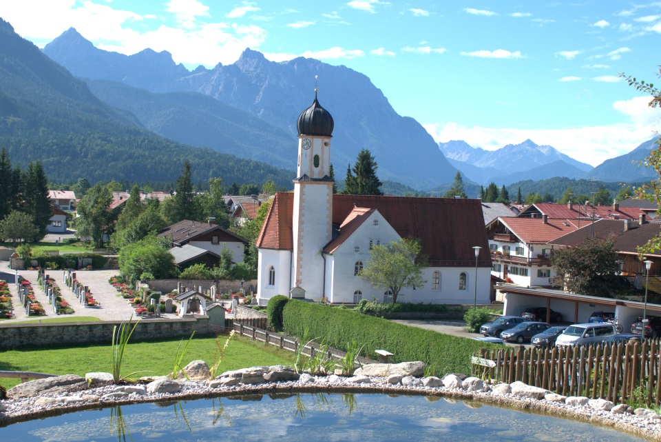 Pfarrkirche St. Jakob Wallgau mit Teich