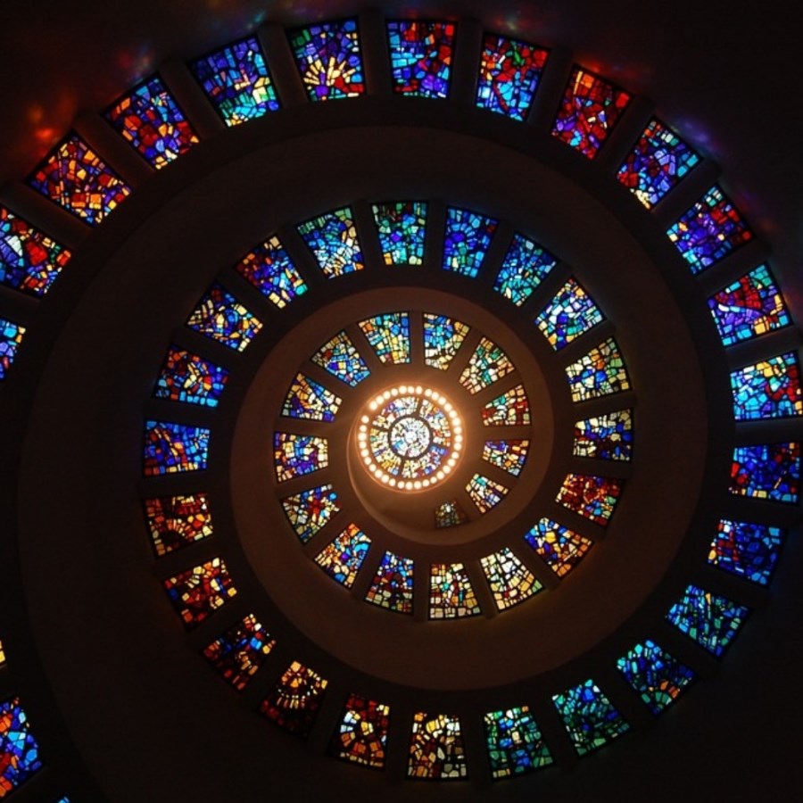 Kirchenkuppel bunte Glasfenster