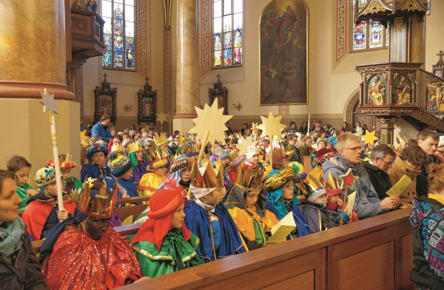 Sternsinger in Kirchenbänken