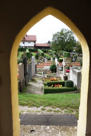 Blick aus dem Zeller Kircherl auf den Friedhof