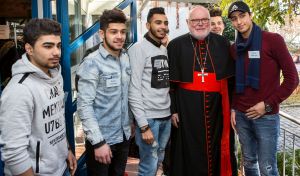 Besuch von Kardinal Marx in Flüchtlingswohnheim in Landshut