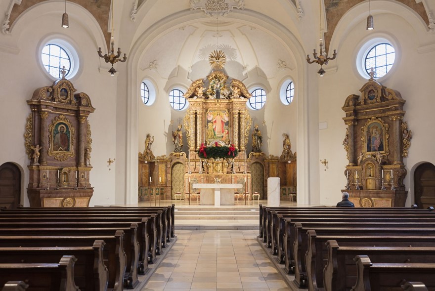St Sylvester Schwabing Blick auf Altar neue Kirche