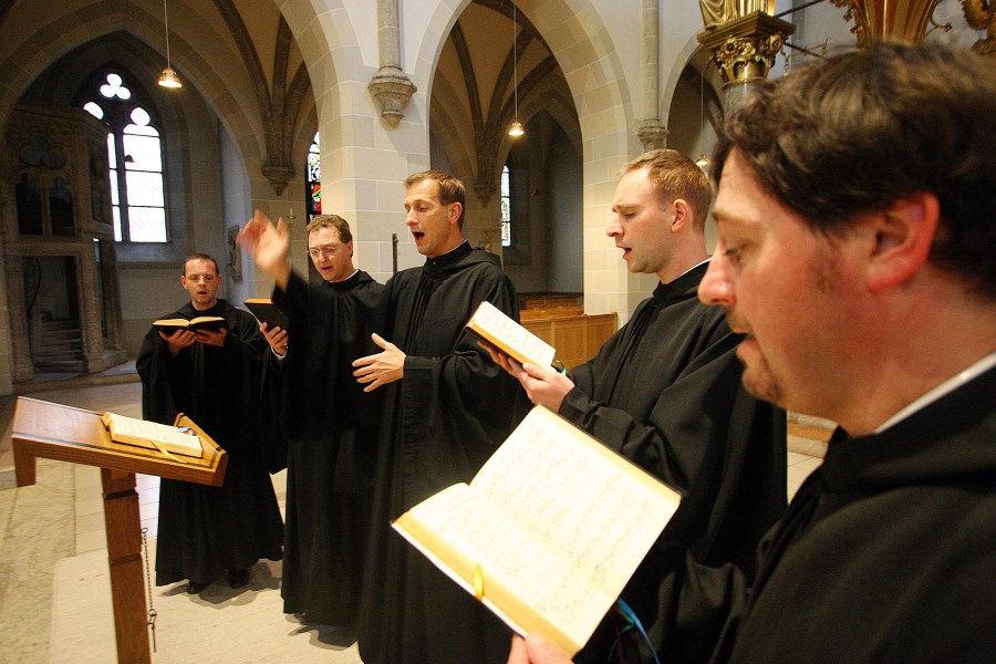 Benediktinermönche beim Singen