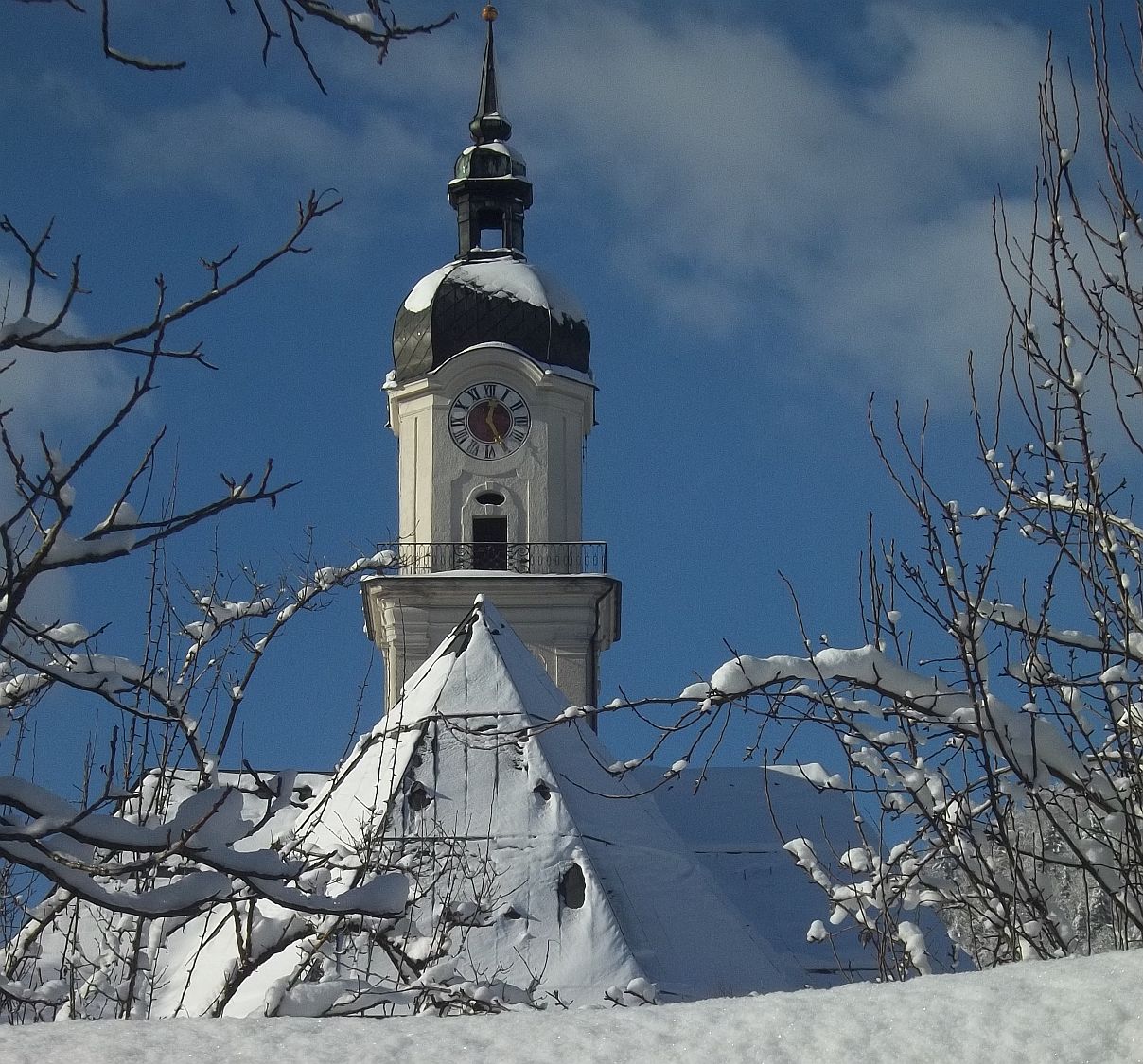 Verschneiter Kirchturm