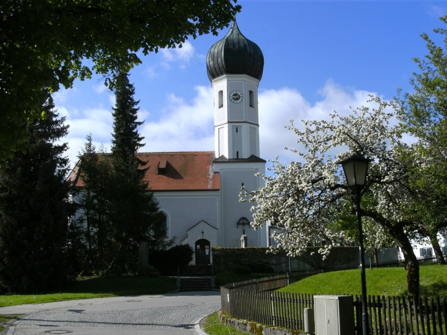 Dorfkirche im Mai