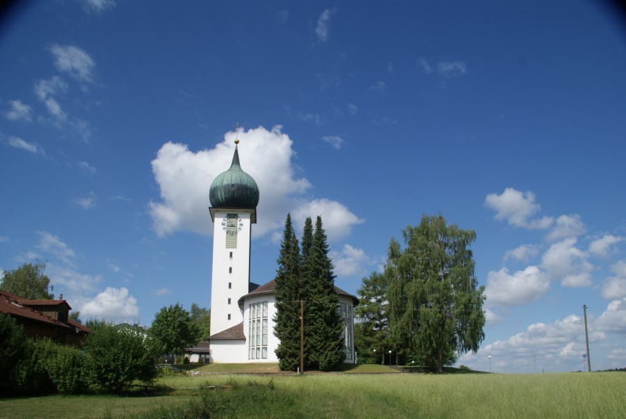 Pfarrkirche Baierbrunn von Osten