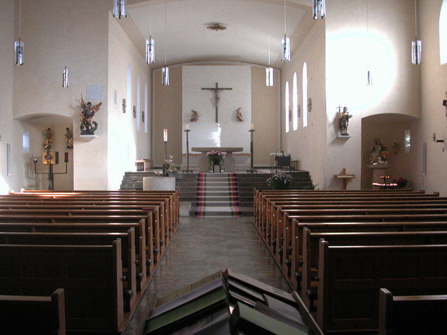 Kirchenschiff mit Altar